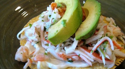 Салат с креветками и крабовым мясом