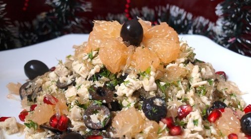 Салат с курицей,грейпфрутом и маслинами