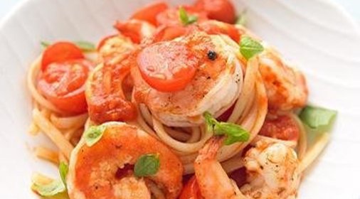 Паcта с креветками, помидором и базиликом