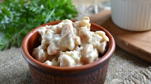 Салат с фасолью и сухариками