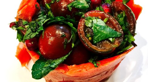 Салат из помидоров черри с копченым лососем