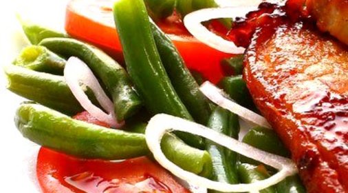 Чесночная зеленая фасоль с томатами и зеленью