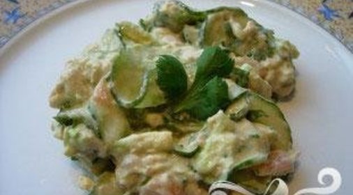 Салат из огурца и лосося