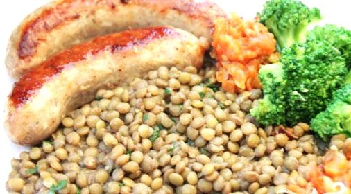 Свиные колбаски с чечевицей