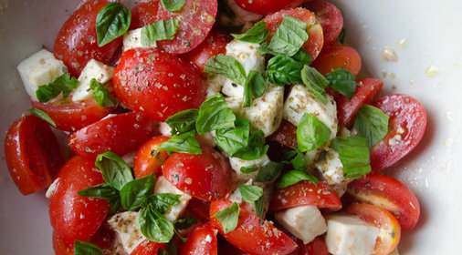 Салат с томатами и моцареллой
