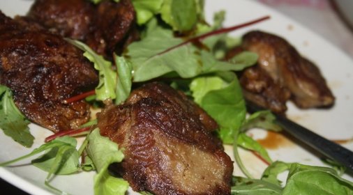 Нежная куриная печень с бальзамиком и миксом салатов