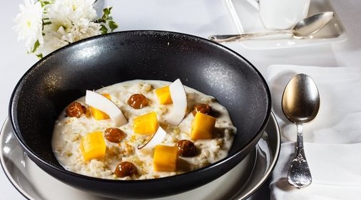 Слоеный салат с ветчиной и ананасами