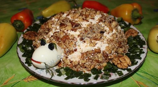 Салат Черепаха с курицей грецкими орехами и яблоками