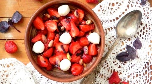 Салат «Капрезе» с клубникой