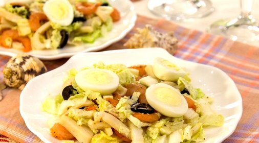 Салат с кальмарами, креветками и пекинской капустой