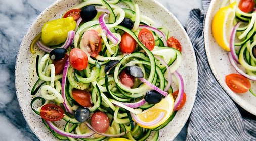 Овощной салат с оливками