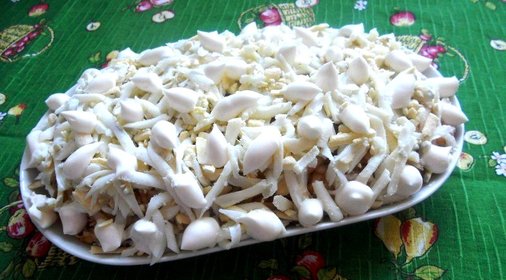 Салат с копченой горбушей слоеный