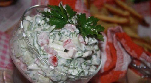 Овощной салат с копченой куриной грудкой