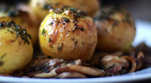 Помятый молодой картофель с зеленью и чесноком