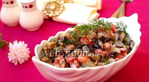 Тёплый салат из баклажанов со сметанной заправкой