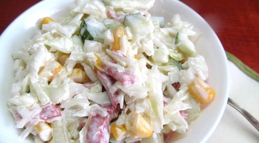 Салат из салями капусты и кукурузы