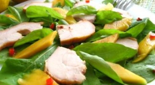Салат с копченой грудкой, манго и рукколой