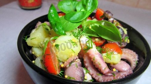 Теплый салат с осьминогами