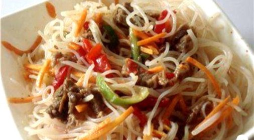 Салат с лапшой, капустой и миндалем