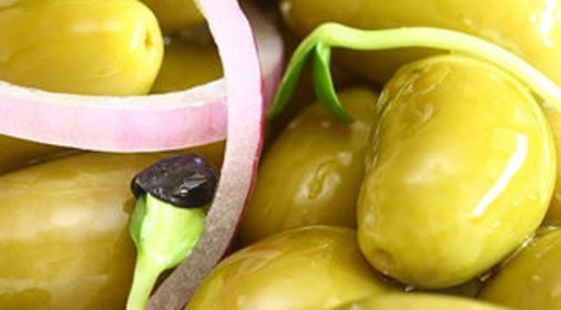 Салат с овощами и оливками