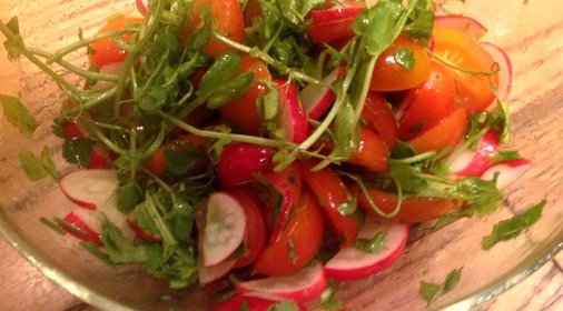 Салат из помидоров черри с редисом и проростками гороха