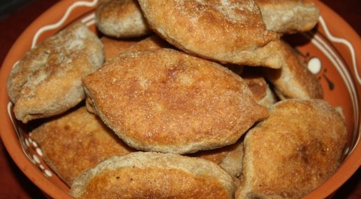 Пирожки из цельнозернового теста с картофелем, индюшатиной, маслинами и зеленью