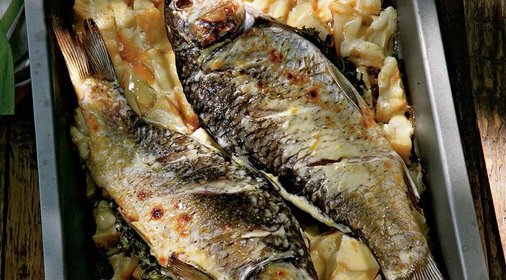 Запеченный карп с сельдереем