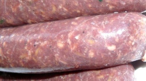 Пряные мясные домашние колбаски