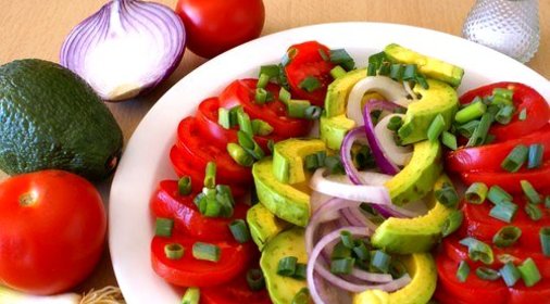 Салат из помидоров, авокадо и красного лука