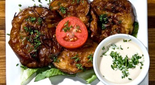 Баклажаны на гриле с йогуртовым соусом