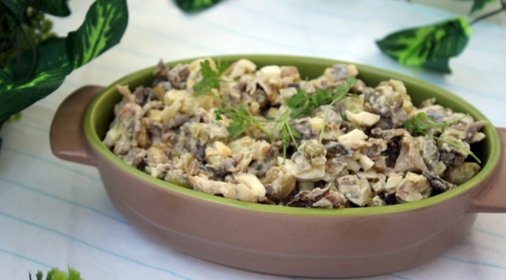 Салат с говядиной и жареными вешенками