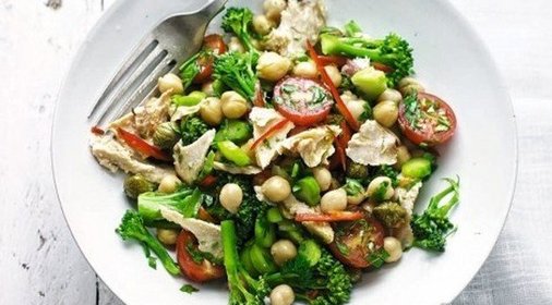 Салат с тунцом, брокколи и нутом