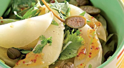 Теплый салат из кольраби с каперсами и кинзой