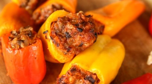 Перец, фаршированный кусочками мяса