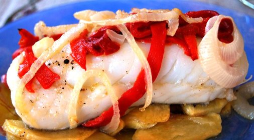 Запеченная треска с овощами