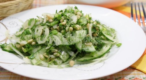 Салат из огурцов с кедровыми орешками