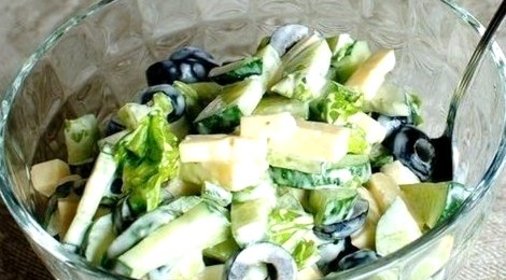 Огуречный салат с маслинами и сыром