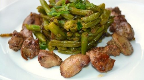 Куриная печень со стручковой фасолью