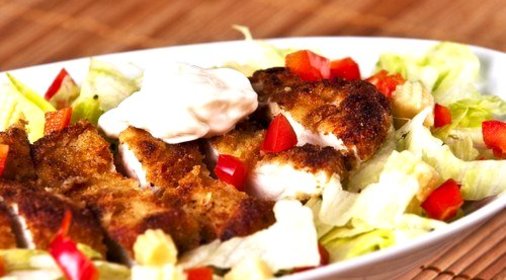 Куриный салат с кумином и петрушкой в йогуртовой заправке