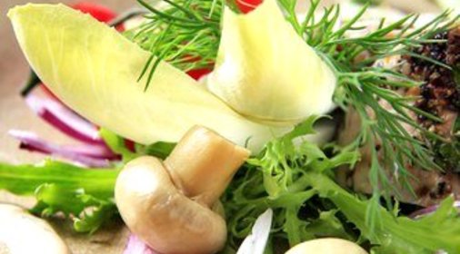 Салат из шампиньонов с сырным соусом