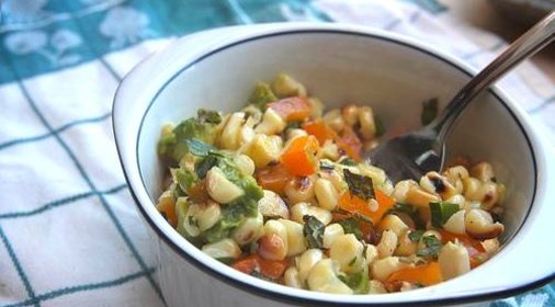 Салат из кукурузы, болгарского перца и авокадо