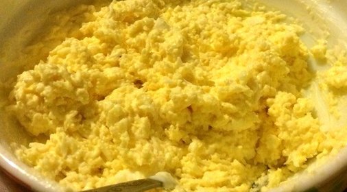 Сырный салат с яйцом и чесноком