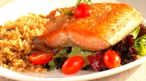 Жареный лосось с салатом из рукколы и черри