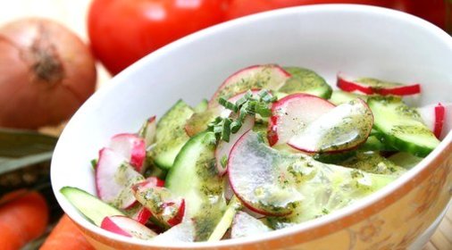 Огуречный салат с редисом, мятой и фетой