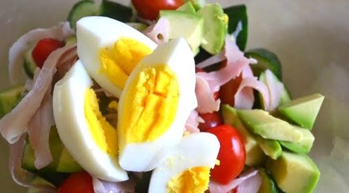 Салат с мясом, помидорами и яйцами