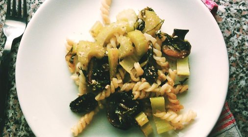 Салат с макаронами, сельдереем и грибами