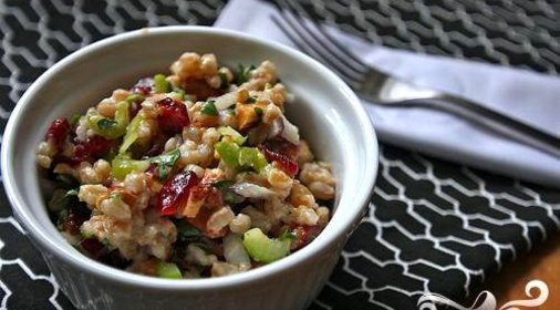 Салат с фарро, клюквой и сельдереем