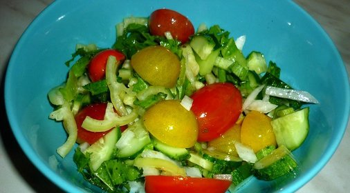 Летний салат с помидорами черри