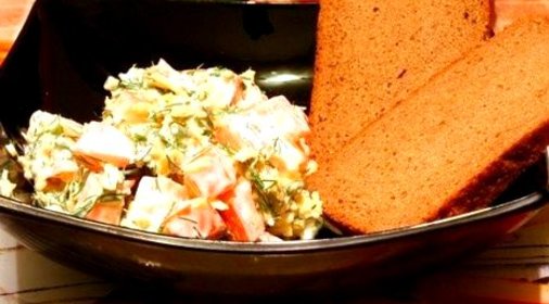 Салат из помидоров и сыра со сметаной