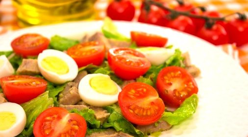 Салат с мясом, помидорами и яйцами